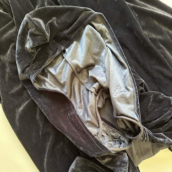 NOB Velvet hooded cape. - Picture 6 of 6